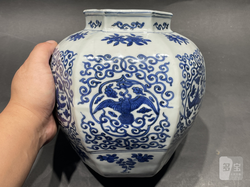 明万历 青花开光六方凤纹罐 - 图3